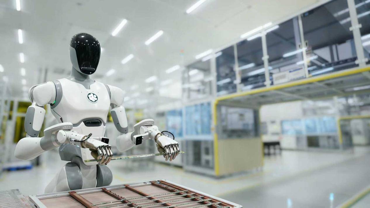 AlphaBot 2在半导体显示工厂执行任务