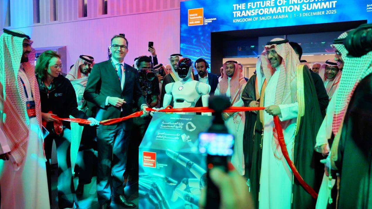 智平方AlphaBot 2机器人爱宝在ITSA开幕式上与沙特部长互动